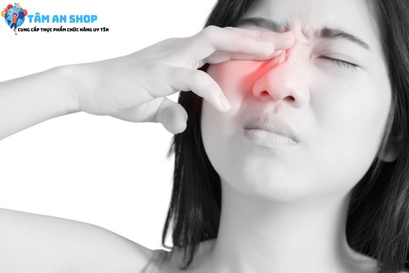 Đau nhức mắt là triệu chứng của viêm giác mạc