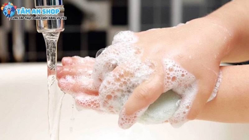 Rửa tay với xà phòng để bảo vệ mắt